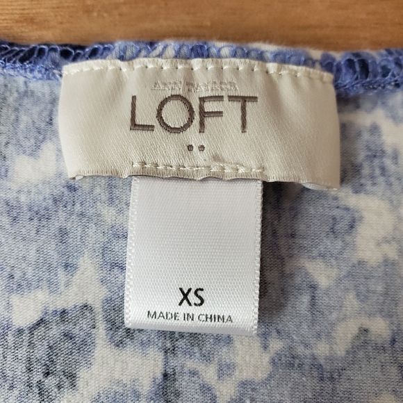 LOFT Blue & White V-Neck Top - Picture 6 of 7